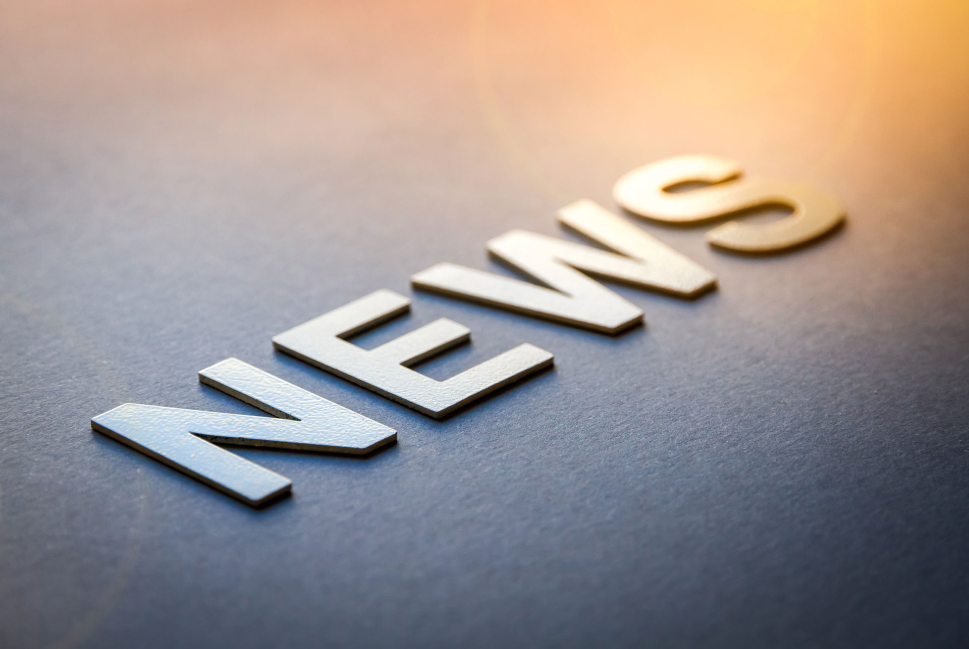 Überschrift News auf dem grauen Hintergrund